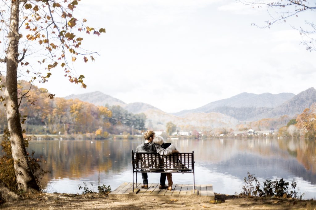 Mountain Weekend Fall in Maggie Valley NC lake junaluska Asheville North Carolina Brewery bonfire nights s’mores chili log cabin autumn retreat friends hot tub Charleston Fashion Blogger Dannon Like The Yogurt
